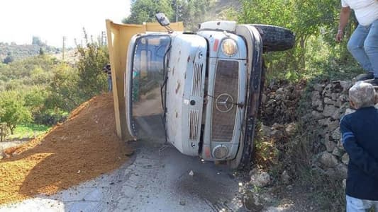 بالصورة: جريح نتيجة انقلاب شاحنة