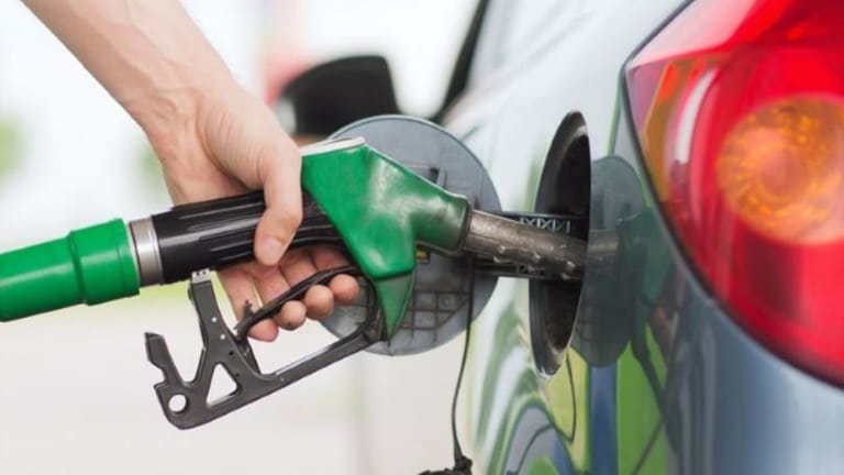 معلومات mtv: تسعيرة صفيحة البنزين ستصبح بين الـ69 ألف ليرة والـ75 ألف ليرة في حال ظلّ سعر برميل النفط عالميًّا مستقرًّا وفي حال لم يرتفع سعر الصرف في السوق السوداء