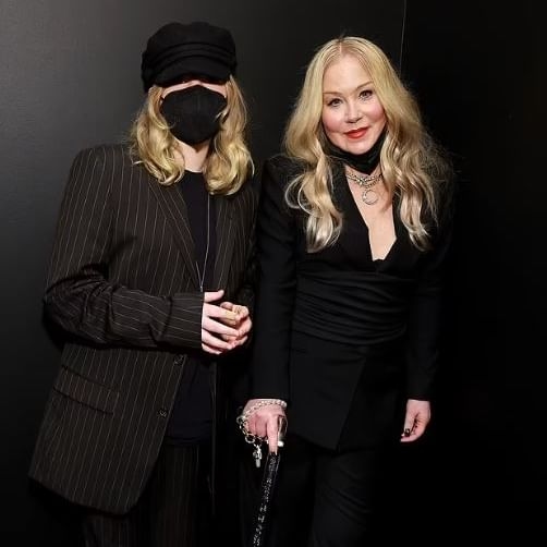 بسبب مرضها... كريستينا آبلغيت تستعين بعكازة في حفلة جوائز