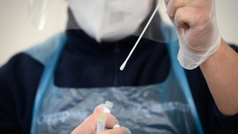 فضيحة صحيّة قبيل 2022: إدفع أكثر تحصل على PCR سلبي!
