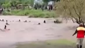بالفيديو: جرفَتهم الفيضانات!