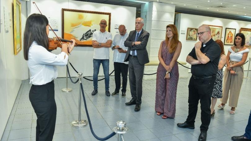 "ليلة المتاحف" في جامعة الروح القدس: حوار إبداعي بين الفن التشكيلي والموسيقى