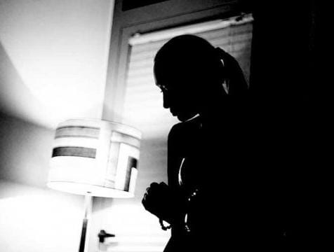 امرأة في المخفر... وصحافيّة أيضاً!