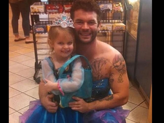 بالصور: ارتدى فستان سندريلا وذهب إلى السينما‎