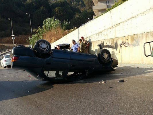 التحكم المروري: جريحان نتيجة إنقلاب سيارة على اوتوستراد صيدا بإتجاه صور في محلة جسر البيسارية