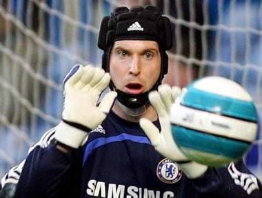 ما قصّة بيتر تشيك والخوذة الواقية؟