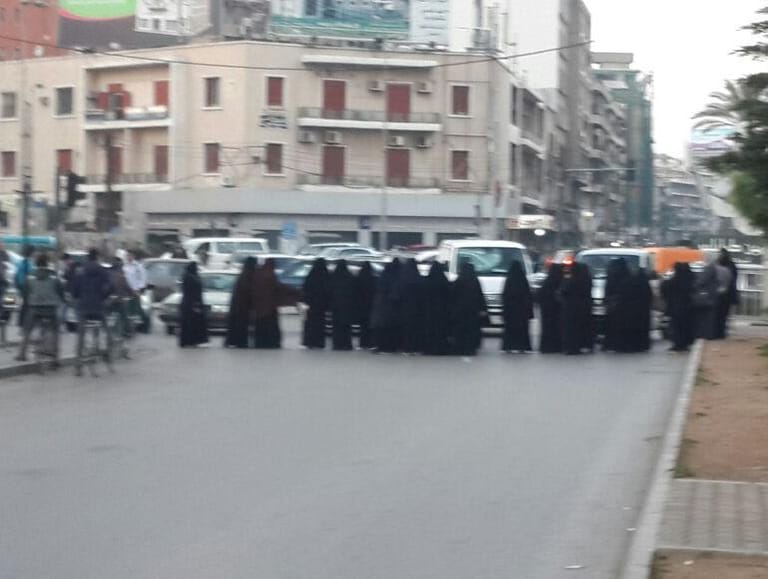 زوجات المساجين وامهاتهم يقطعن طريق طرابلس