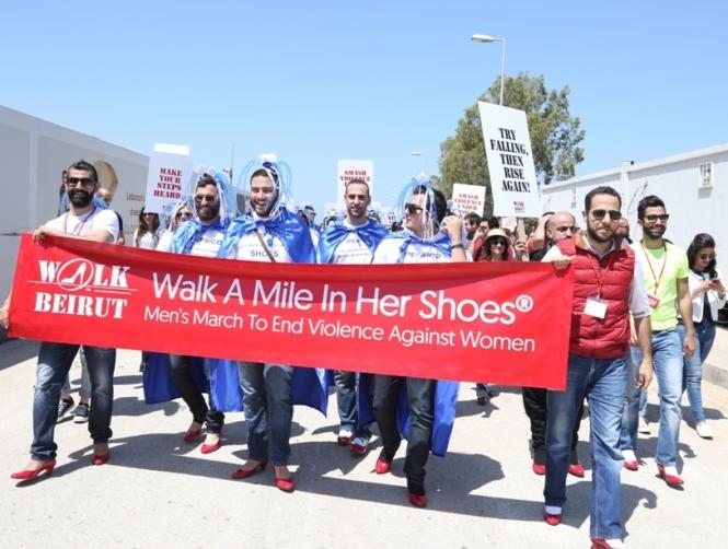 بالصور: رجال بالكعب العالي في الضبية