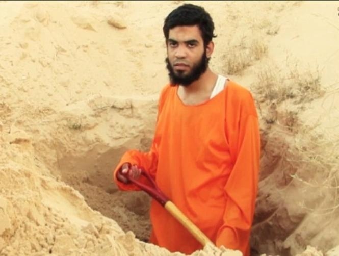 Footage: IS Prisoner Digs Own Grave in Egypt