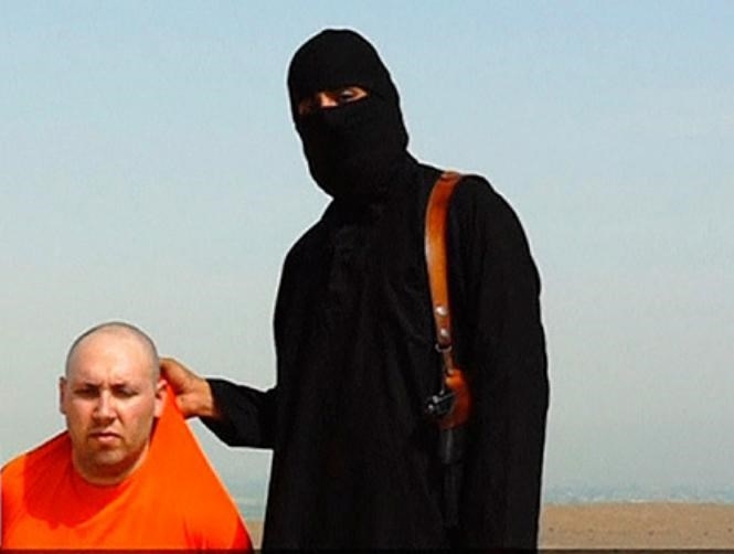 ISIS Decapitates, Drowns 16 Men Accused of Espionage in New Brutal Footage 