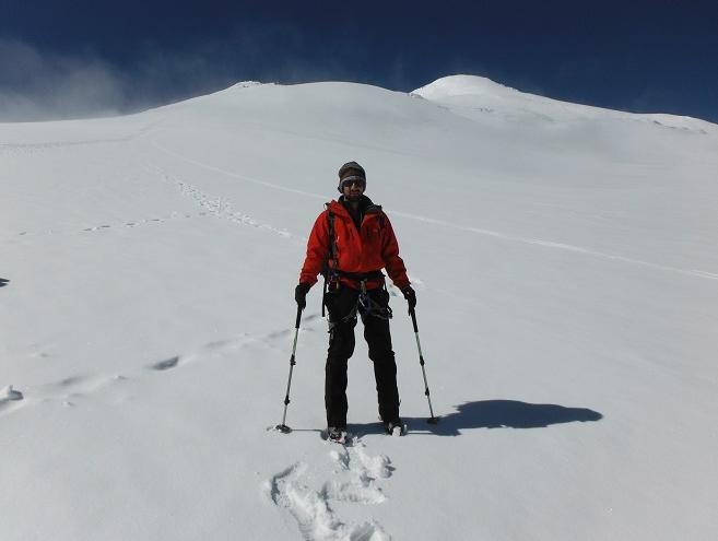 بالصور: لبناني يحترف "قهر القمم"