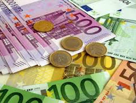 اليورو ينزل تحت عتبة 1،10 دولاراً