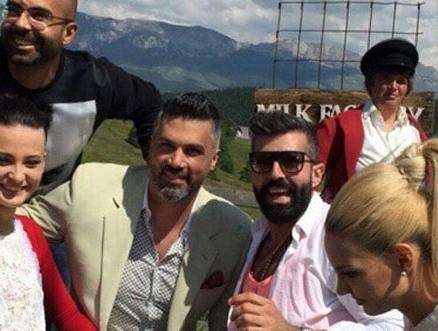 بالصور: فارس كرم يأكل من الـ"دست"