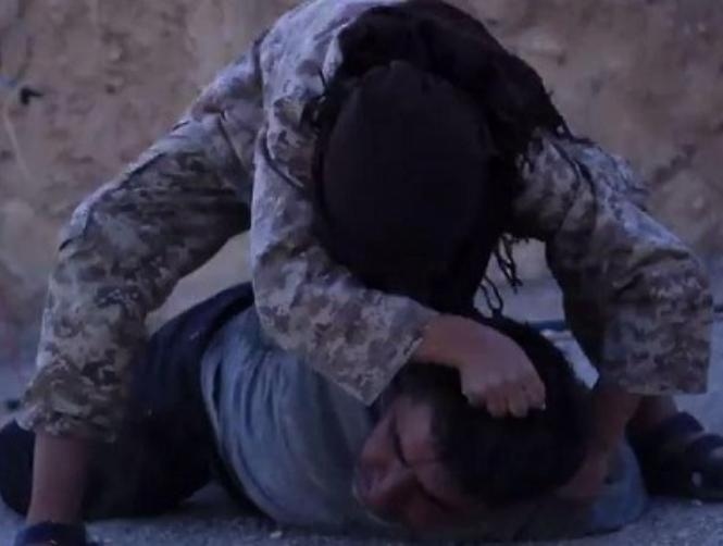  Footage: IS Films Child Recruit's First Beheading 