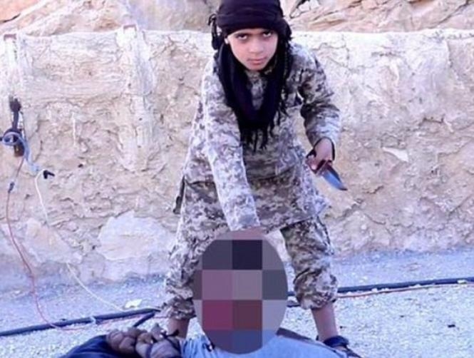  Footage: IS Films Child Recruit's First Beheading 