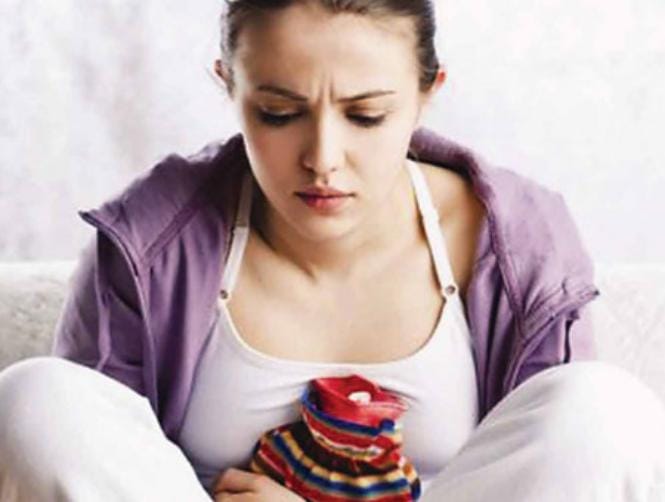 10 عوارض لإقتراب الدورة الشهرية