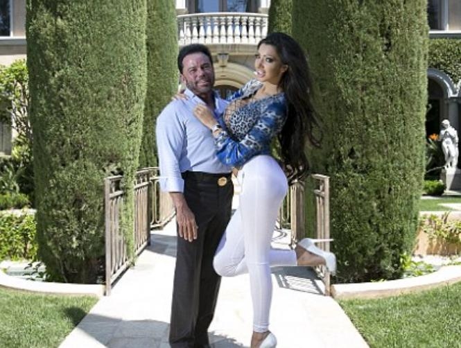 بالصور: ممثلة إباحية في قمرة قيادة الطائرة