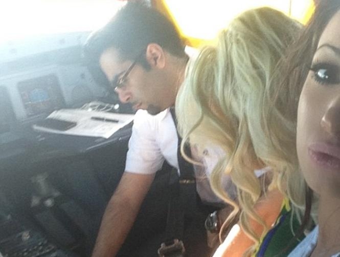 بالصور: ممثلة إباحية في قمرة قيادة الطائرة