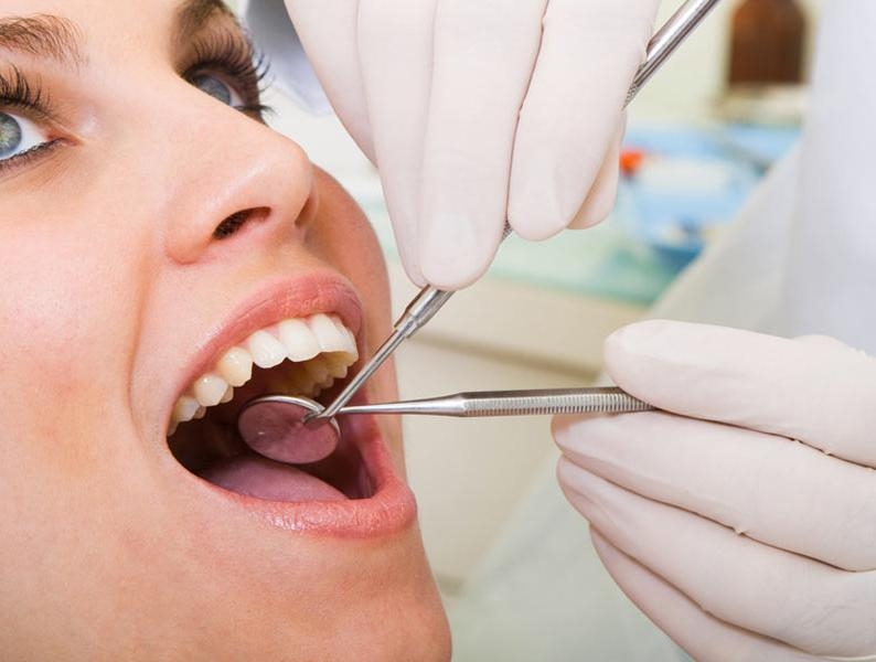 مراقبو وزارة الصحة يقفلون مختبر أسنان غير مرخص لصاحبه زياد حيدر حسن في صيدا
