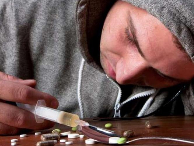 أغمي عليه بعد جرعة زائدة من المخدرات