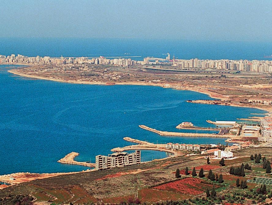 الوكالة الوطنية: الجيش يوقف مركبا بحريا قبالة مرفأ طرابلس بعد رصده والاشتباه بأنه كان يهم بالرسو بهدف تهريب أشخاص