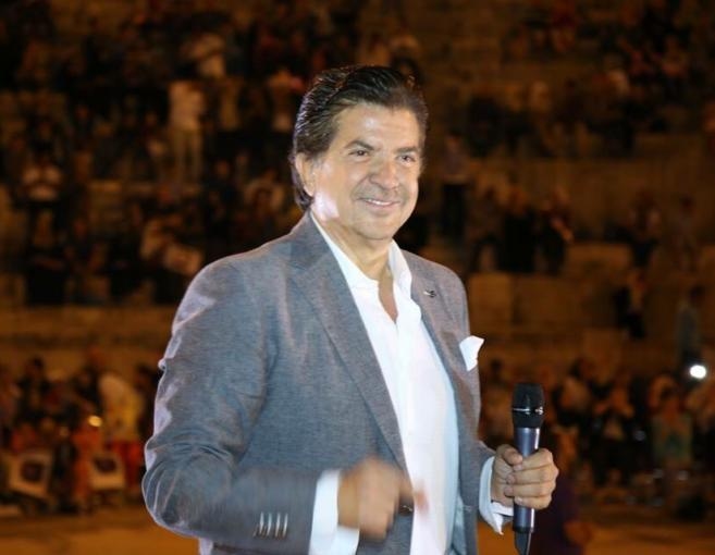 لمَن غنّى وليد توفيق "عاش الملك"؟