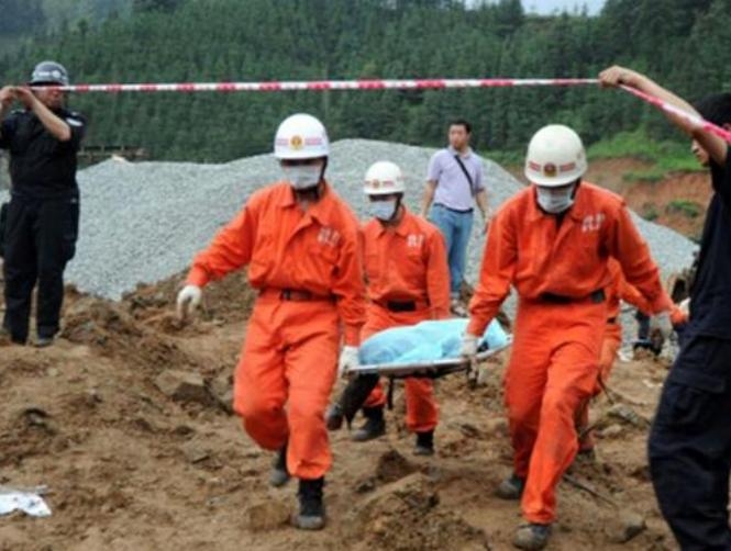 فقدان 40 شخصا في إنزلاق للتربة