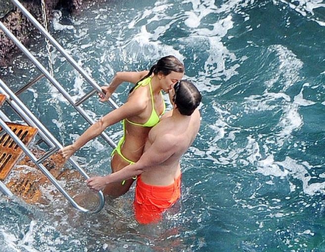 بالصور: إجازة استرخاء وقبلات حميمة... 