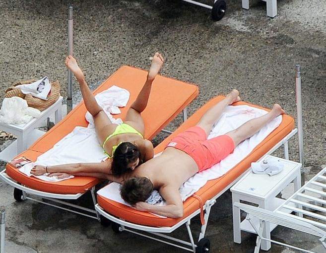 بالصور: إجازة استرخاء وقبلات حميمة... 