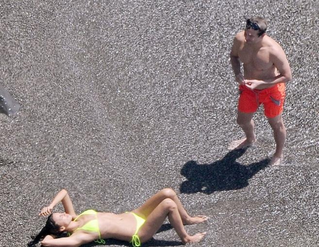 بالصور: إجازة استرخاء وقبلات حميمة... 