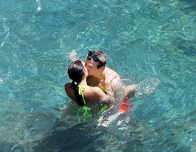 بالصور: إجازة استرخاء وقبلات حميمة... 