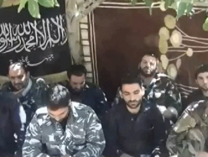 عدد من أهالي العسكريين المخطوفين لدى "داعش" في عرسال بانتظار خبر من التنظيم للقاء أبنائهم