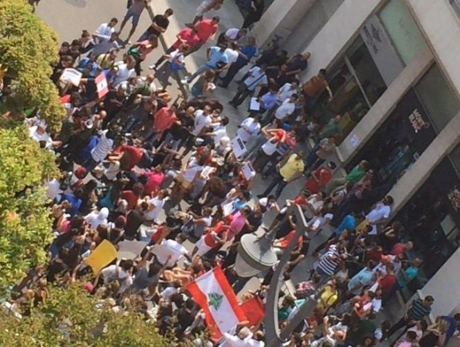 Army deploys additional troops to disperse You Stink protesters in Riad al-Solh square