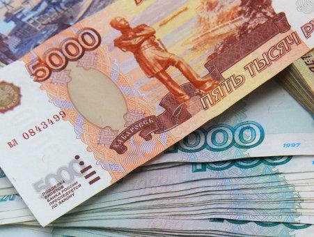 الروبل الروسي يتراجع الى ادنى مستوى له هذه السنة