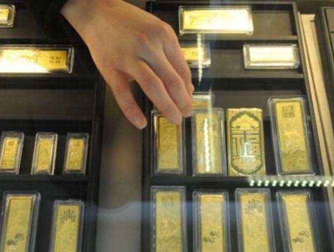 الذهب يهبط مع تعافي الدولار