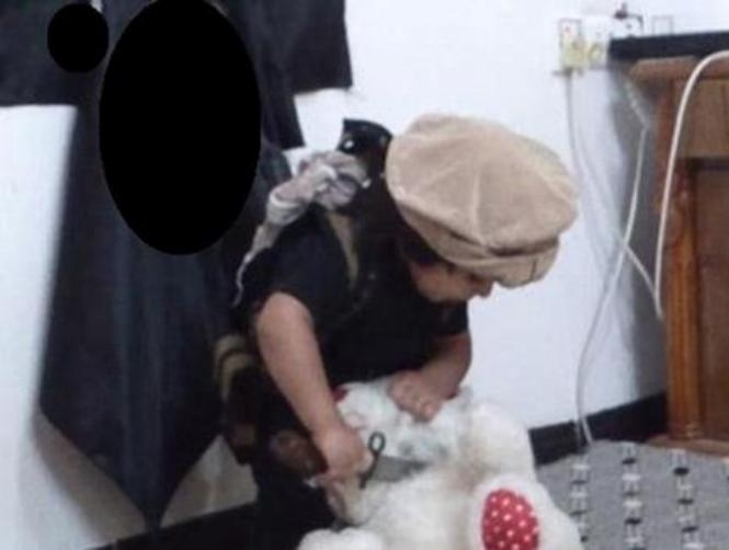 بالصور: ذبح دمية على الطريقة الداعشية