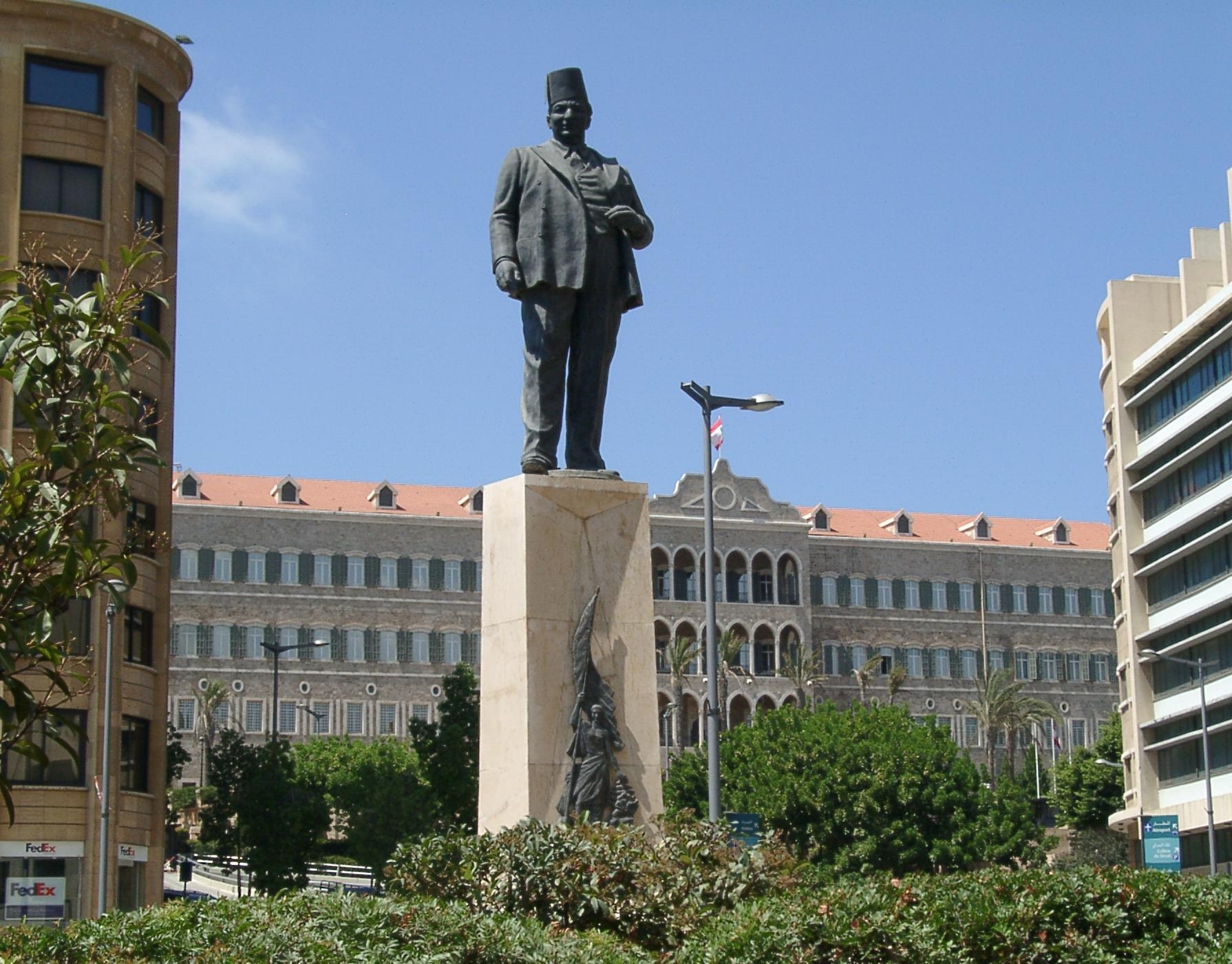 Security forces scuffle with protesters in Riad al-Solh square; scores injured