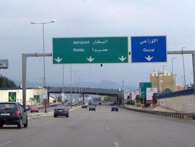 إنقلاب شاحنة على طريق المطار