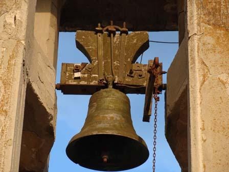 مطرانٌ يطرد كاهنين من جنازة... فما السّبب؟