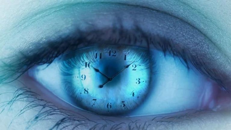 Your Brain Lives 15 Seconds in The Past to Help You See The World With Stability