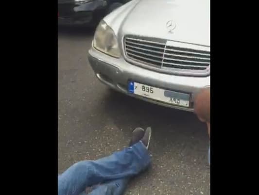 بالفيديو: متظاهرون يعترضون سيّارة نائب