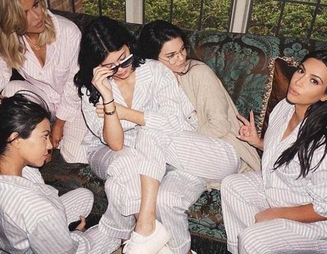 بالصوَر: عائلة كارداشيان تحتفل بملابس النوم