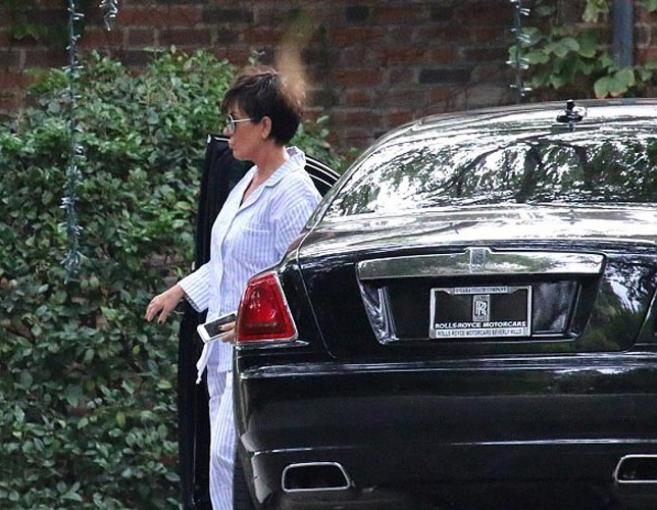 بالصوَر: عائلة كارداشيان تحتفل بملابس النوم