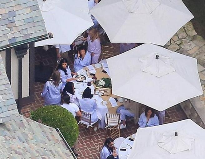 بالصوَر: عائلة كارداشيان تحتفل بملابس النوم