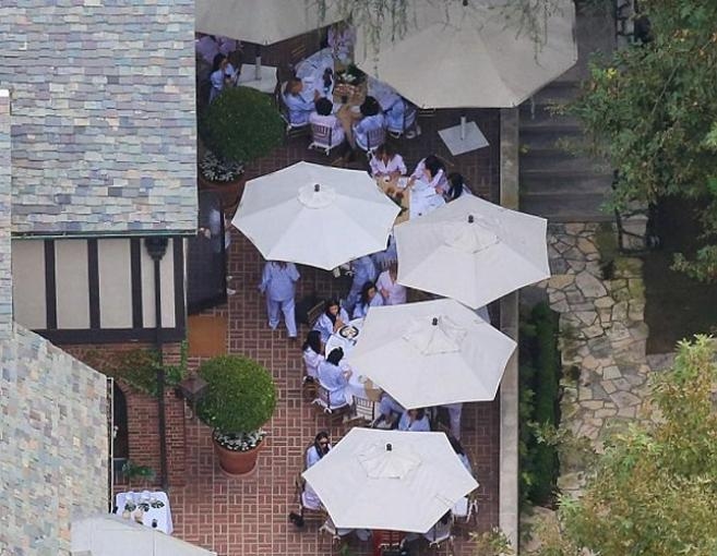 بالصوَر: عائلة كارداشيان تحتفل بملابس النوم