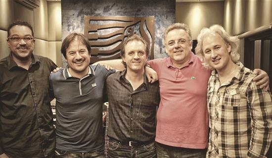 خوليو وجون لاجند يجتمعان في ألبوم جان ماري