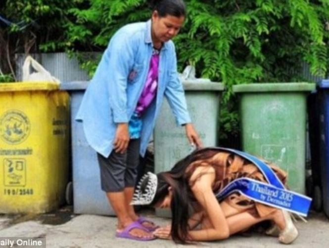 Footage: Thai Beauty Queen Kneels to Thank Mother Who Raised Her