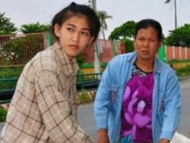 Footage: Thai Beauty Queen Kneels to Thank Mother Who Raised Her