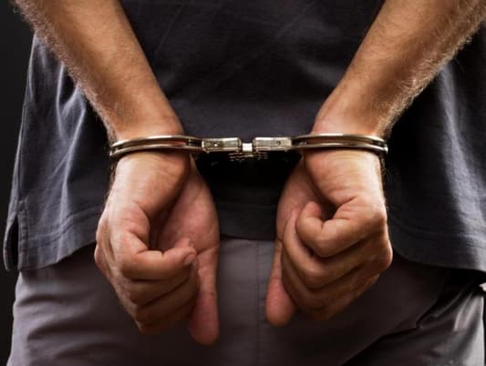 توقيف 3 أشخاص يقودون شاحنات محملة بالرمل البحري