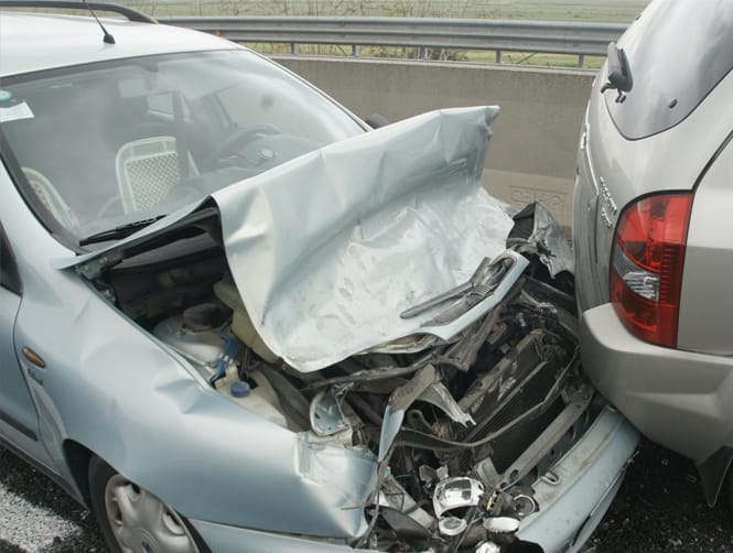 "التحكم المروري": جريح نتيجة تصادم بين سيارتين على طريق تعلبايا باتجاه شتورا نقل الى مستشفى البقاع للمعالجة